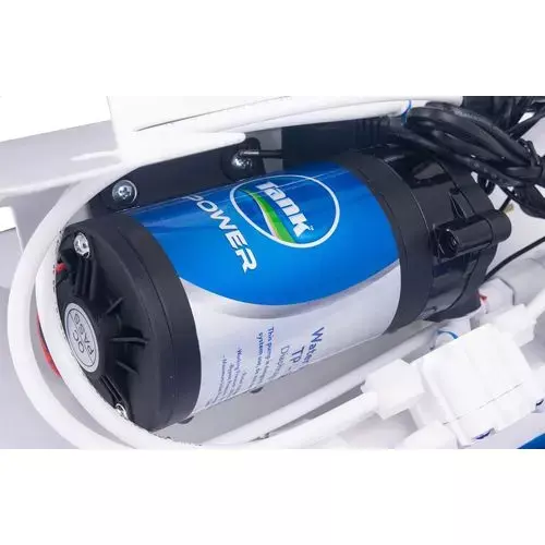 Gros plan sur la pompe de filtration d'eau électrique Tank Power, un composant essentiel pour assurer un débit d'eau élevé dans un système d'osmose inverse.