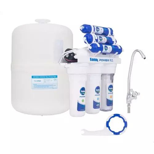Vue générale du système de filtration d'eau à 7 étapes Tank Power, montrant l'unité de filtration, le réservoir de stockage blanc, l'élégant robinet chromé et la clé à bougie.