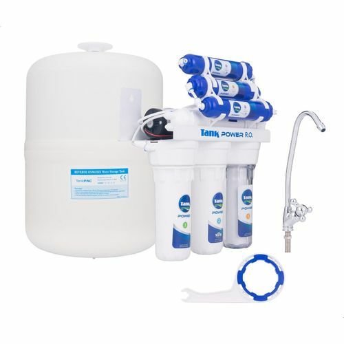 Water filter in Moroccoصورة لنظام فلتر المياه الكامل "تانك باور" بسبع مراحل مع خزان التخزين الأبيض الخاص به، مُعد للتركيب المنزلي